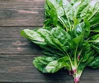 Tarte fine aux épinards et escargots, pieds de cochon cuit au vin rouge, vinaigrette au jus de viande fin gras