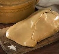 Rouleau de foie gras, noisettes caramélisées et agrumes, son gel, roquette