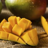 Pavlova aux fruits d’hiver : siphon à  la  mangue, brunoise aux fruits exotiques, meringue au naturel et sorbet