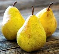 Poire pochée au sirop d’agrumes, crème chocolat Cluizel au lait d’amande, glace artisanale à la pistache veggie