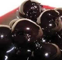 Forêt noire revisitée, glace au chocolat suisse (Génoise, crème montée au mascarpone à la vanille, cerises amarena)