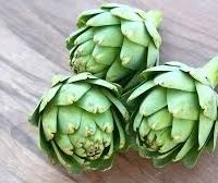 Tartare d’artichauts, tomates confites, agrumes, ciboulette et oignons rouges, crumble au parmesan,   huile de pistache à la clémentine de corse